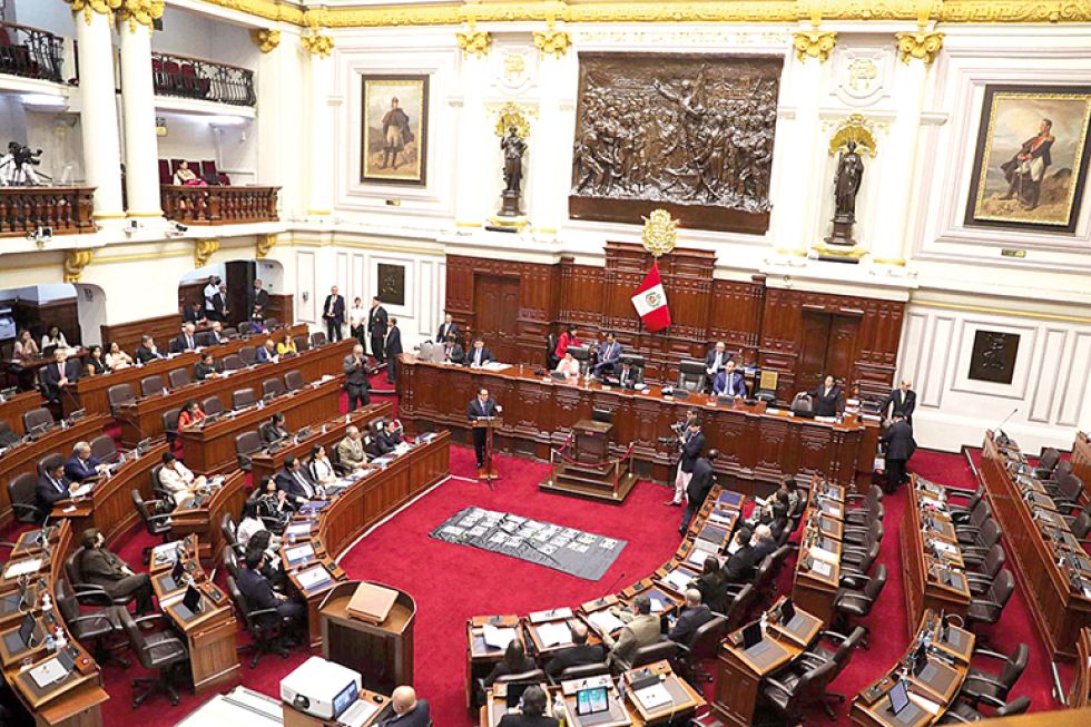 PRESIÓN. El Congreso de Perú discute la posibilidad de adelantar elecciones en medio de protestas..