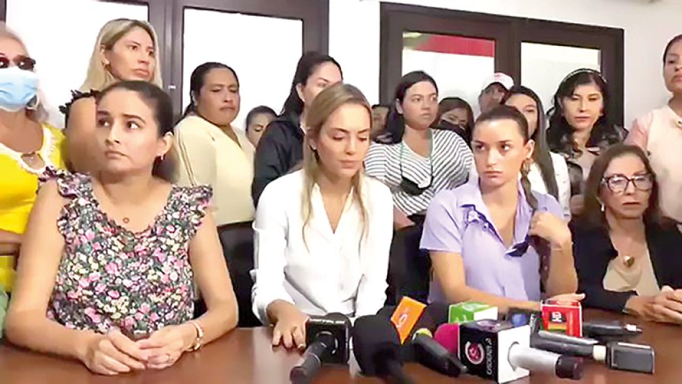 SANTA CRUZ. Jordán ofreció una conferencia de prensa junto con legisladoras de Creemos.