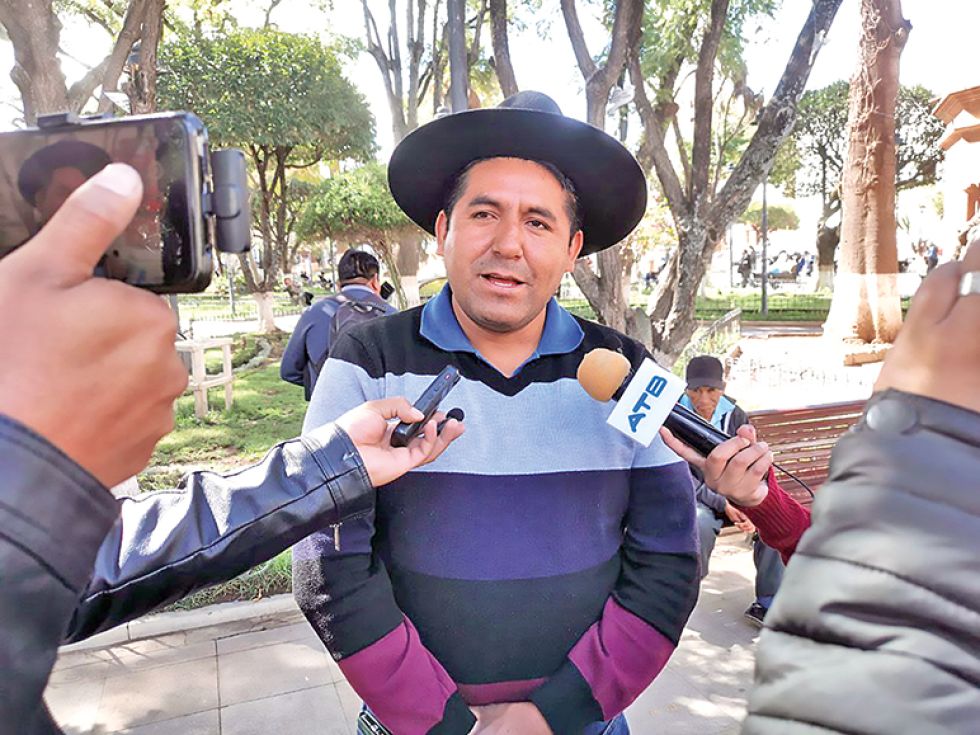 DIRIGENTE. El ejecutivo de la Futpoch, Mario Seña, ayer, ante los medios locales.