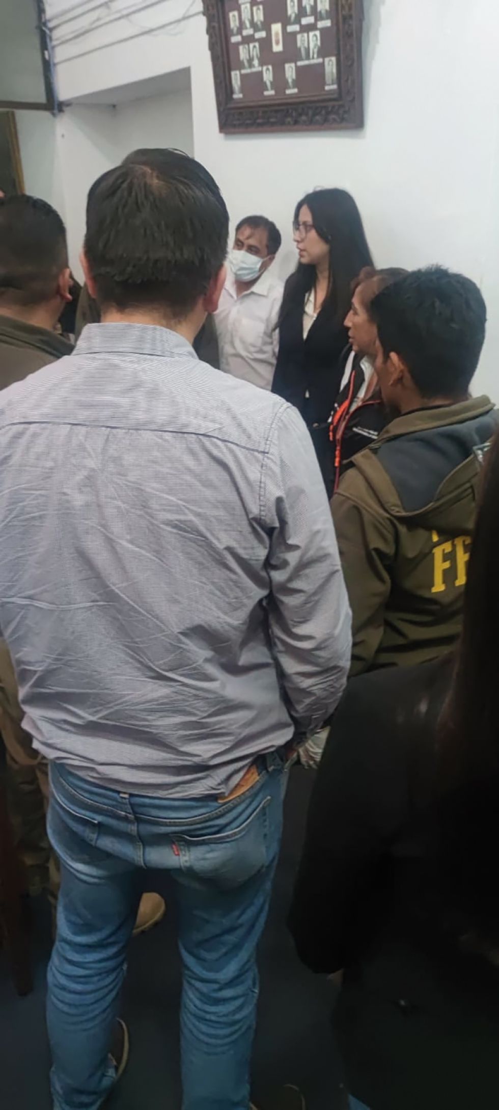ESCENA. Efectivos policiales y funcionarios de la Fiscalía durante el allanamiento.