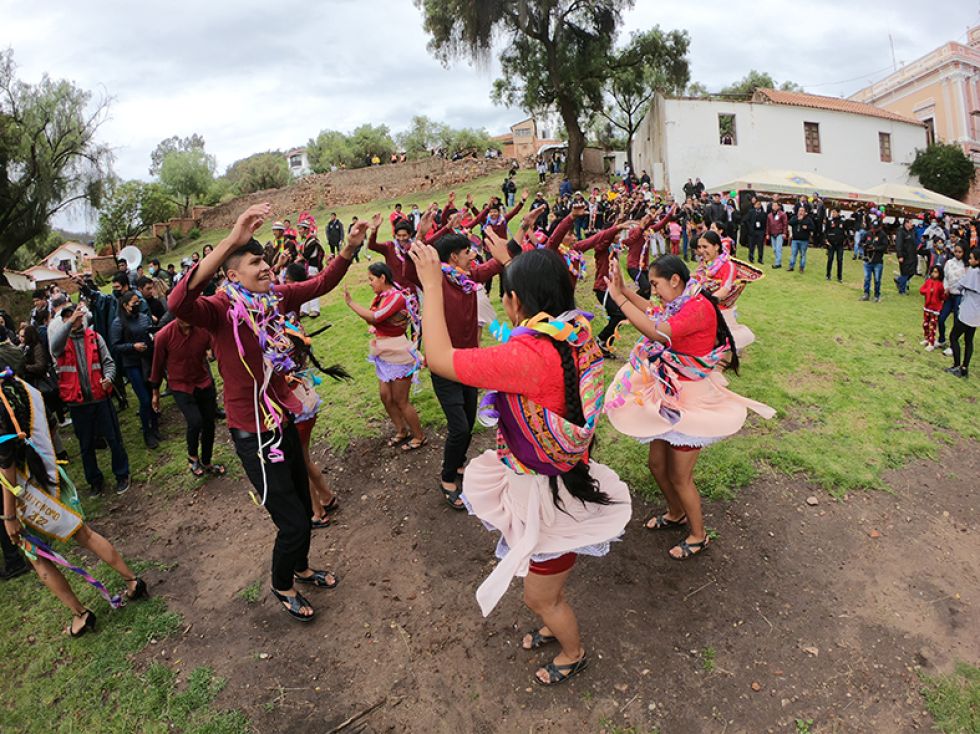 PANDILLA. Hubo derroche de alegría durante la presentación del Carnaval de los capitalinos.