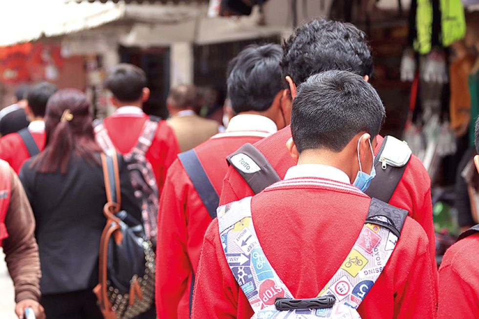 INICIO. Ayer las calles del centro de Sucre volvieron a lucir repletas de estudiantes.