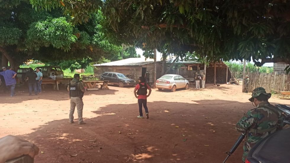 Efectivos policiales en el lugar del asesinato. 