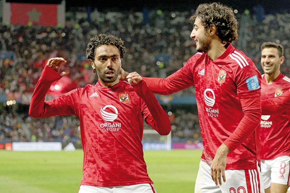 El delantero Hussein El Shahat (i) abrió el camino del triunfo para el Al Ahly egipcio.