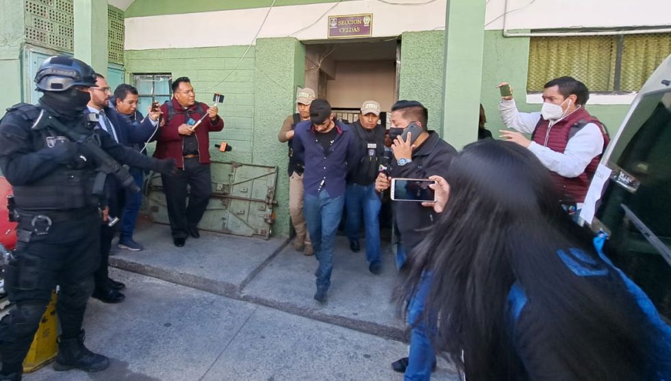 El brasileño Menezez al momento de ser llevado de celdas policiales a Chonchocoro.