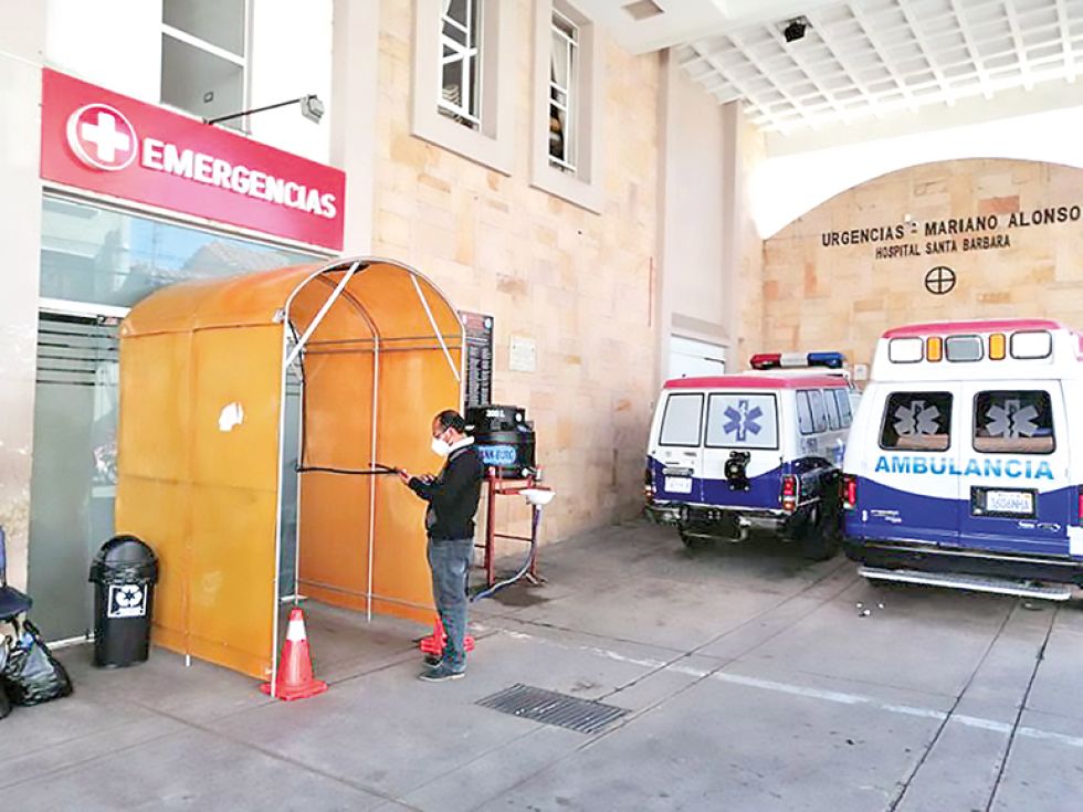 ACCIÓN. Bomberos socorrió a la mujer y la ingresó en Emergencias del hospital Santa Bárbara.