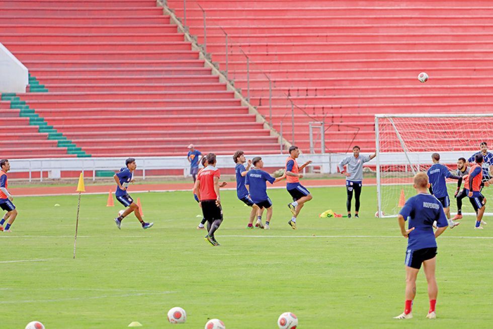 El equipo albirrojo entrenó ayer en el óvalo del estadio Patria.