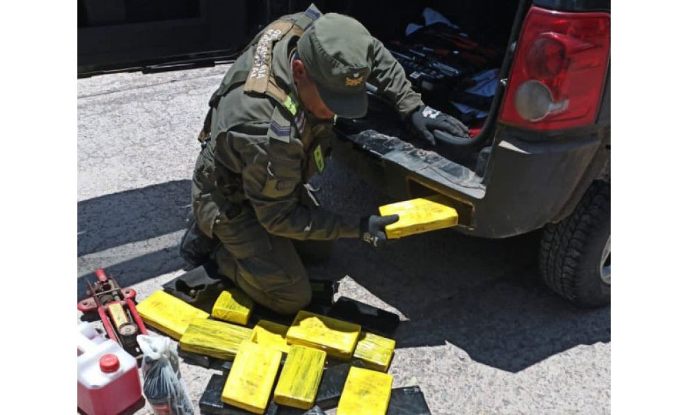 La droga fue encontrada en el sector del paragolpes trasero del motorizado.