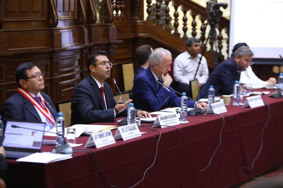 El ministro de Justicia peruano José Tello Alfaro (2i) expuso el proyecto de adelantar elecciones.