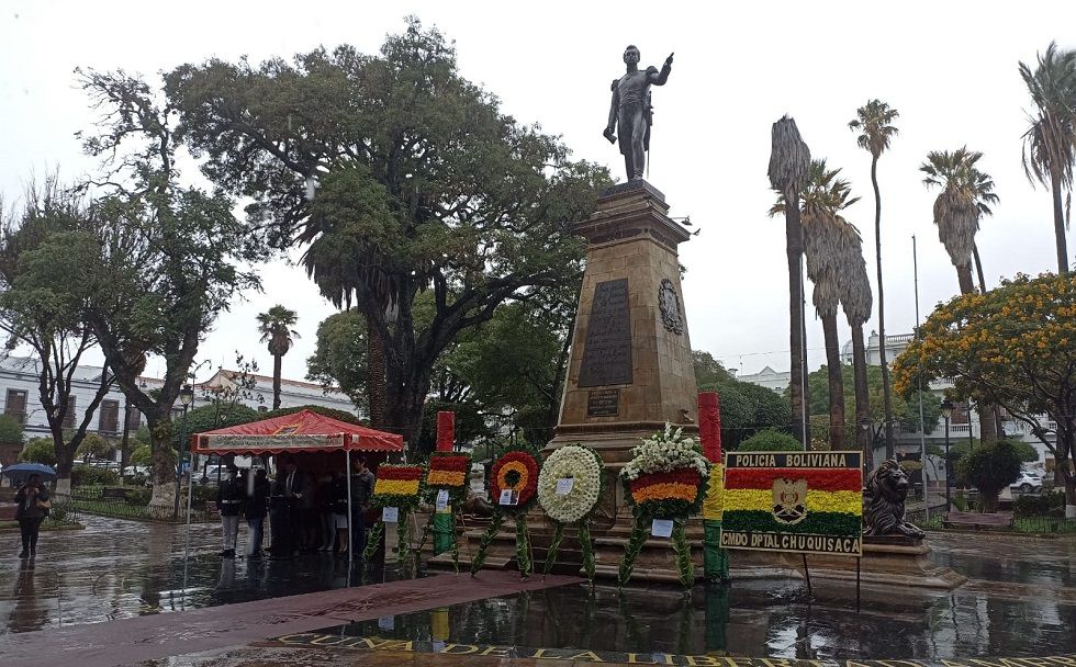 El monumento a Antonio José de Sucre en la plaza 25 de Mayo en Sucre.