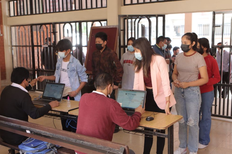 El ingreso de postulantes a un anterior examen de admisión de la Universidad.