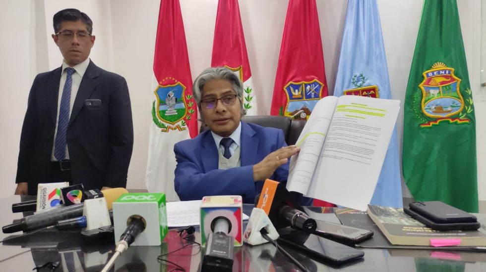 El procurador general del Estado, Wilfredo Chávez, en una conferencia de prensa en Sucre.