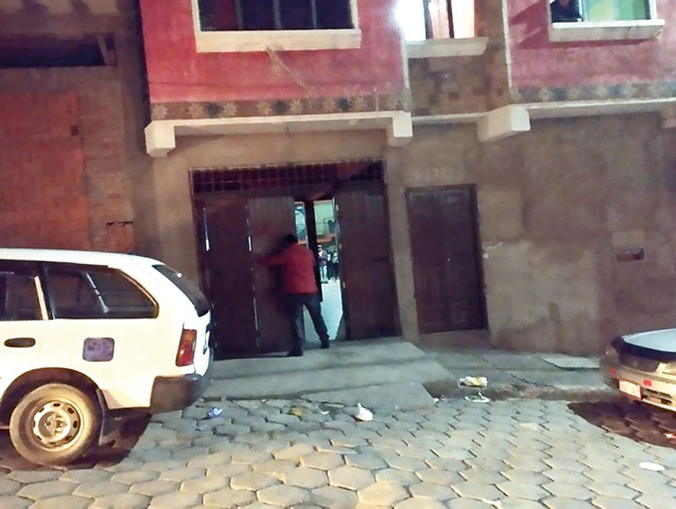 DENUNCIA. En este inmueble de la calle Jesús Lara se realizaba la fiesta clandestina,