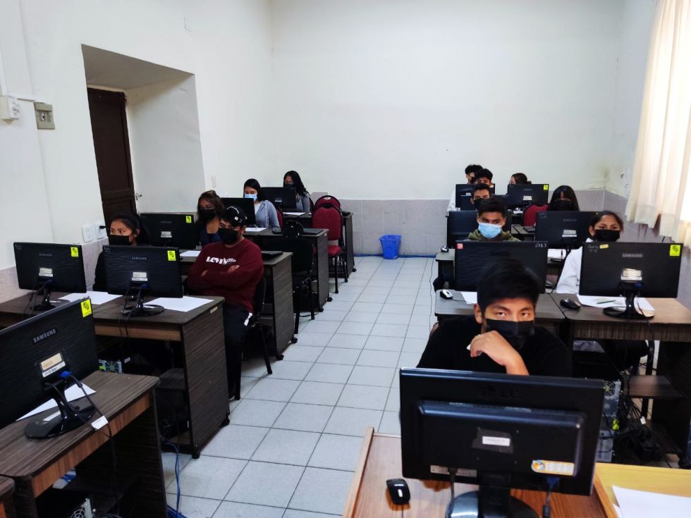 EXAMEN. Más de 6.000 bachilleres rindieron la prueba de admisión el viernes pasado.