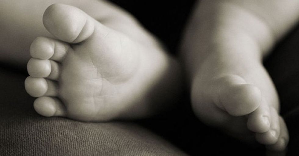Un bebé de un año falleció tras una brutal golpiza de su madre y padrastro.