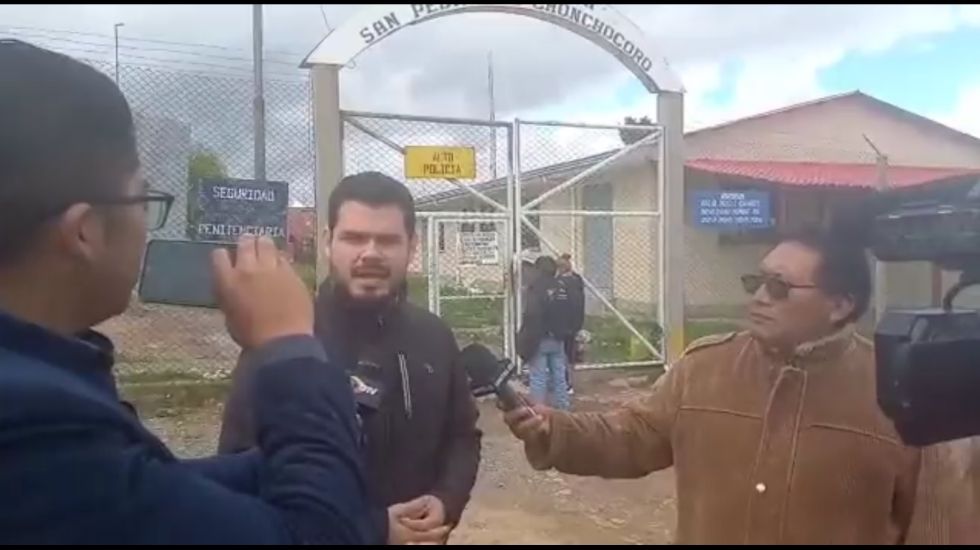 El Secretario de Gestión de la Gobernación cruceña en las puertas de Chonchocoro.