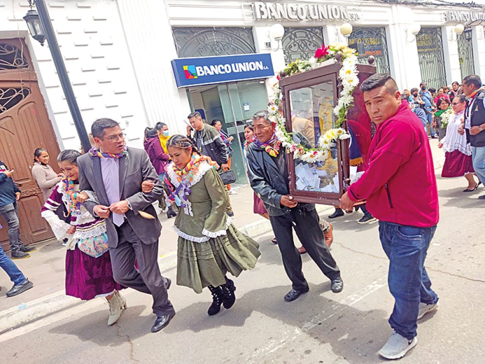 FESTEJO. Al ritmo de la Banda de Música, autoridades y comerciantes bailaron por las calles.