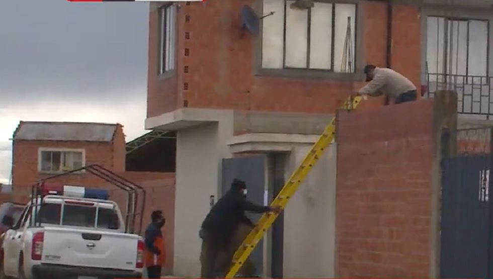 Así entraron a la vivienda de la mujer fallecida para buscar pruebas del presunto feminicidio.