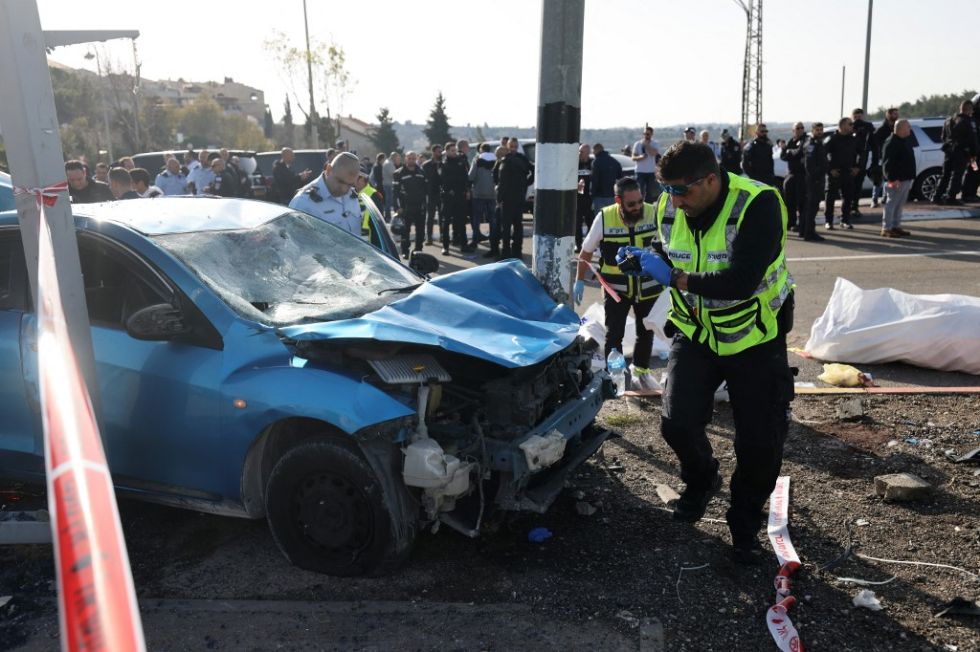 El personal de emergencia israelí se reúne en el sitio de un ataque de embestida en Jerusalén