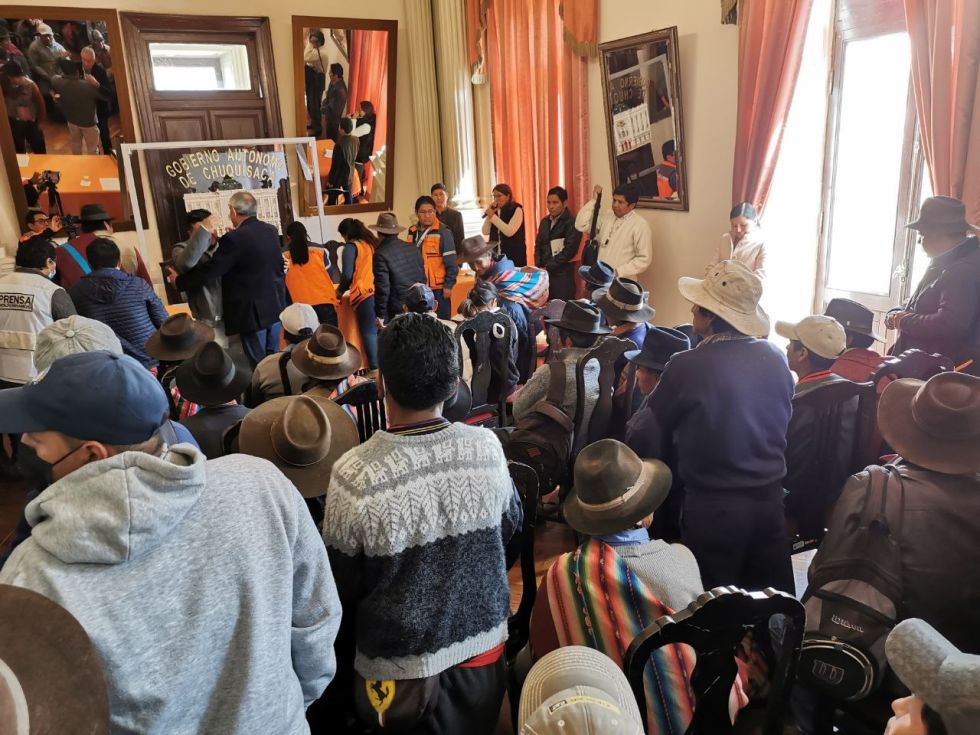 ACTO. La entrega del estudio del proyecto de electrificación de la Nación Qhara Qhara.