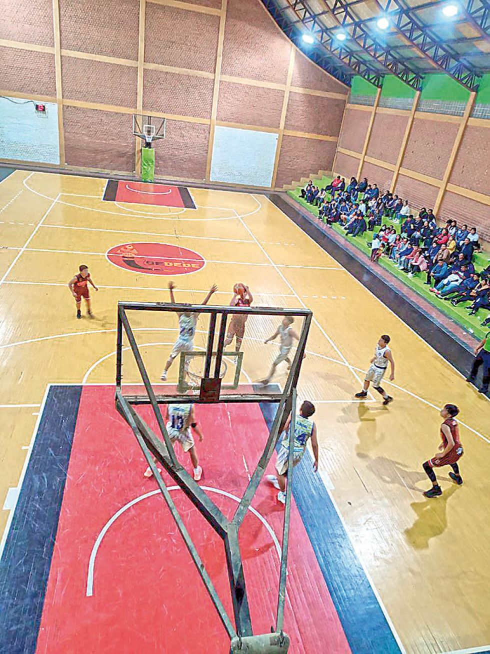 Un pasaje del partido jugado anoche entre Chieri de Sucre y René Moreno de Montero.