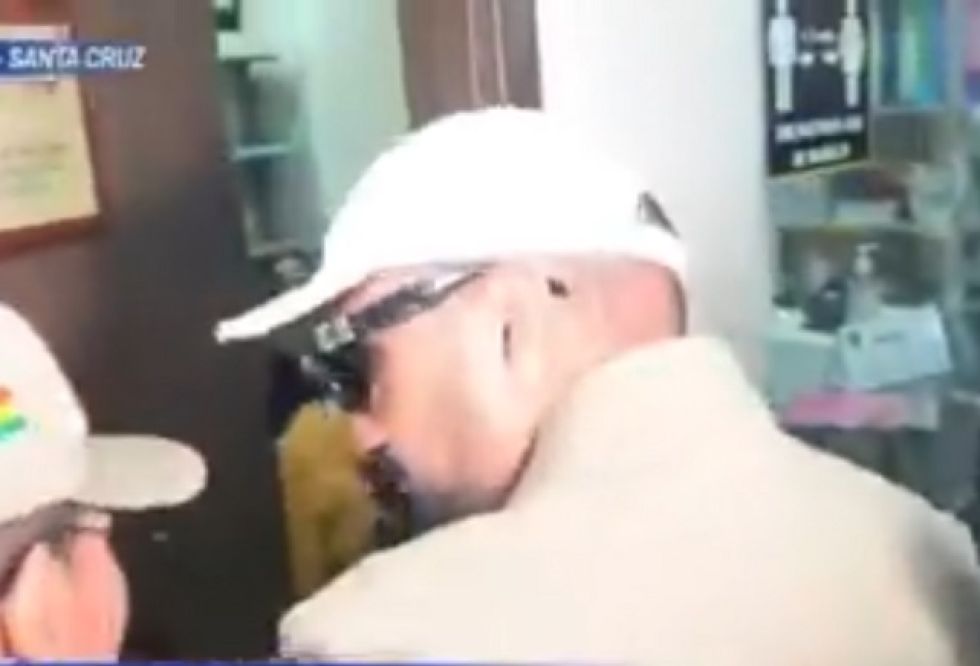 El abogado Carlos Antelo llegó al Juzgado con traje, gafas oscuras y una gorra.