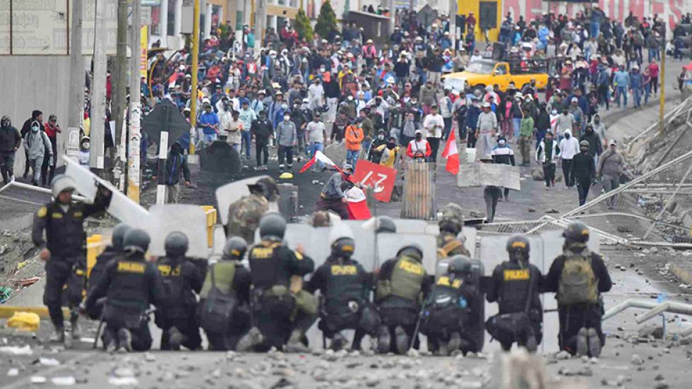 MOVILIZACIÓN. Las protestas en Perú fueron reprimidas por las fuerzas policiales y militares.