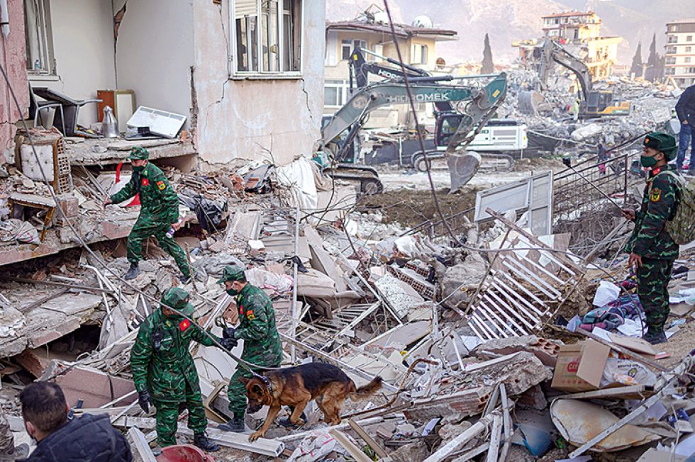 ACCIÓN. Siguen las acciones de rescate del personal voluntario en los lugares del terremoto.