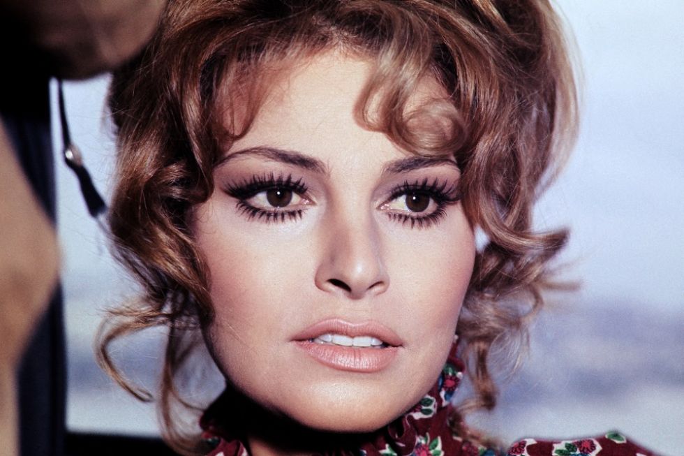 Esta foto de la actriz estadounidense Raquel Welch fue tomada el 14 de enero de 1970 en París.