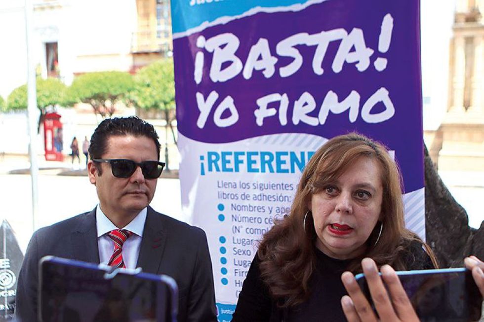 CAMPAÑA. Marco Baldivieso y Kathia Saucedo, ayer, en la plaza 25 de Mayo de Sucre.