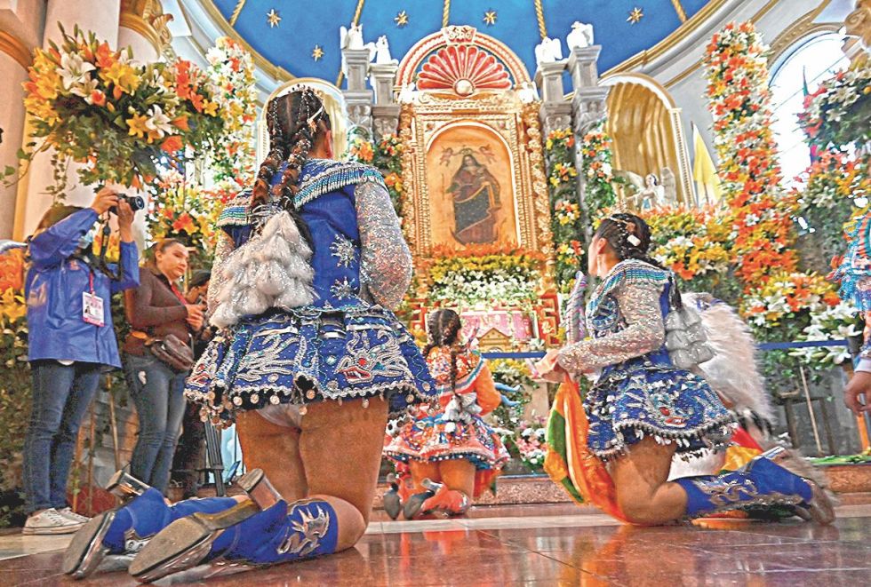 CULTURA. Más de 50 fraternidades siguieron la ruta de casi cuatro kilómetros mostrando el folclore boliviano.