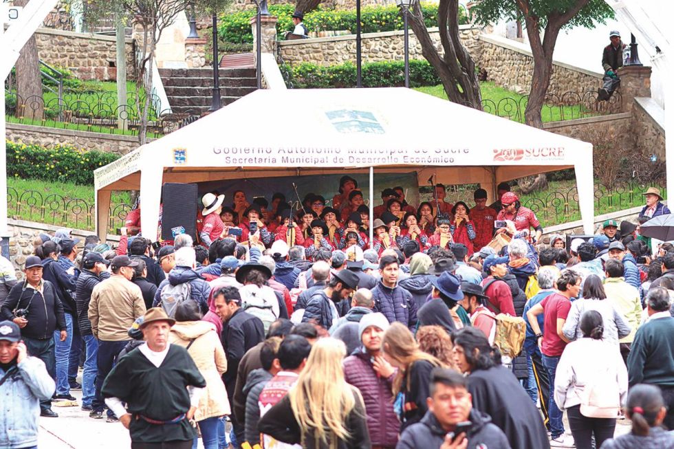 TRADICIONAL. La música de los sicuris retumbó en las escalinatas de Surapata, ayer.