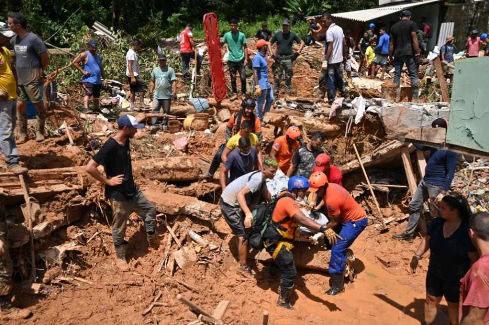 El rescate del cuerpo de una de las víctimas en Barra do Sahy, distrito de Sao Sebastiao, estado de Sao Paulo.