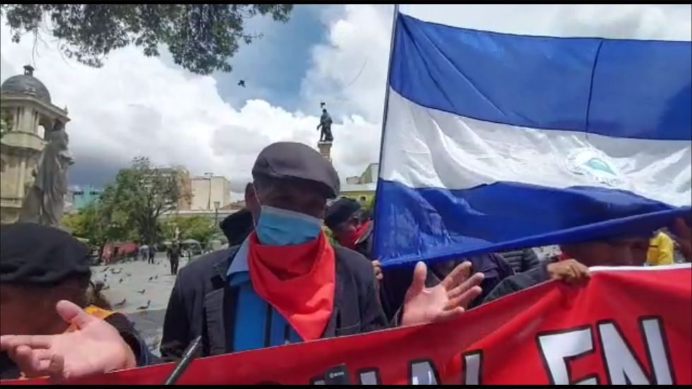 Amaru y otros miembros de la Coordinadora llegaron este miércoles hasta la plaza Murillo con la bandera de Nicaragua.
