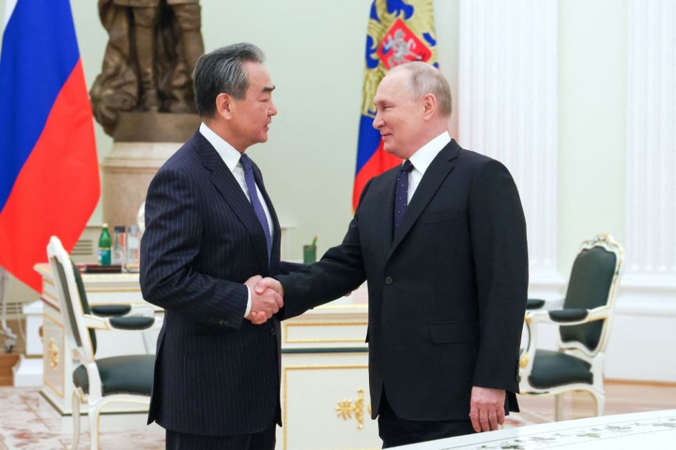 El presidente ruso, Vladimir Putin, se reúne con el director de la Oficina de la Comisión Central de Asuntos Exteriores de China, Wang Yi, en el Kremlin