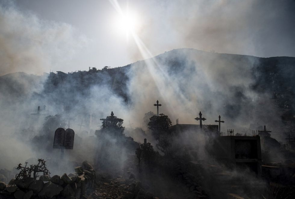 Fumigan contra la propagación del mosquito transmisor del dengue en las afueras de Lima.