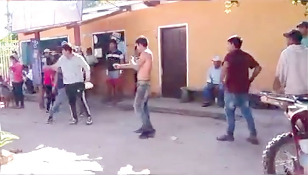VIOLENCIA. Una pelea registrada durante la celebración del Carnaval en Villamontes.
