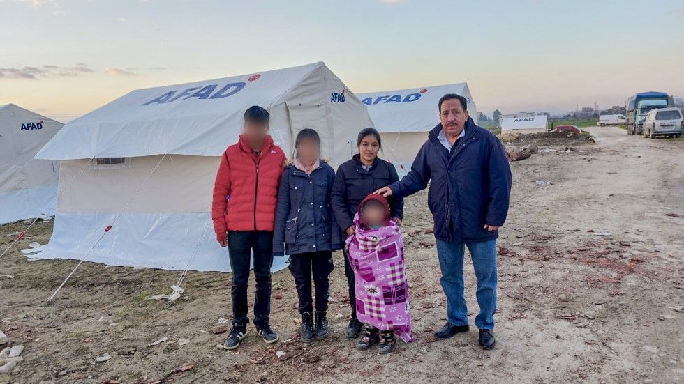 La familia junto con el embajador de Bolivia en Turquía, Adolfo Sejas (d).