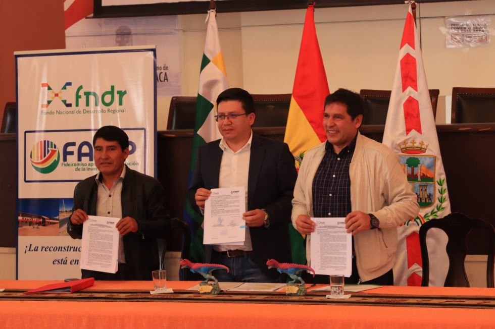 La firma del convenio para el crédito en la Gobernación de Chuquisaca. CARLOS RODRÍGUEZ