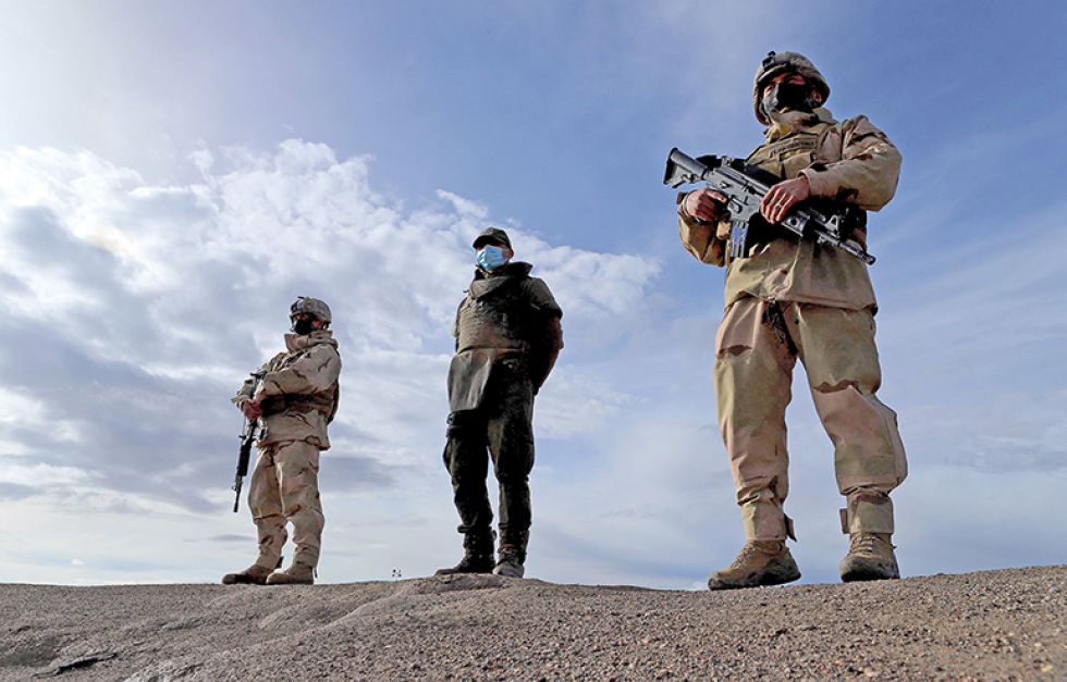 CONTROL. En esta foto de archivo tomada el 17 de febrero de 2022, soldados chilenos vigilan la frontera con Bolivia en Colchane, Chile.