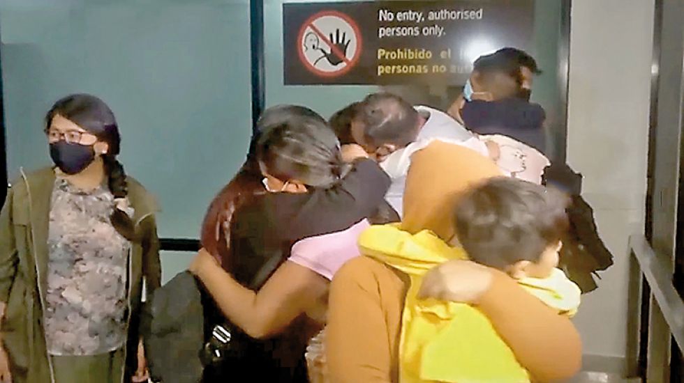 REENCUENTRO. Así recibieron a Rita Vaca Vargas y sus tres hijos, este sábado, en Santa Cruz.
