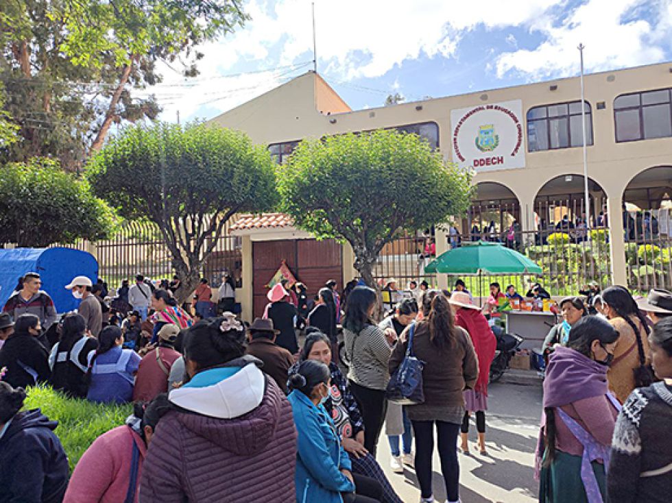 MOVILIZACIÓN. La protesta de padres de familia en puertas de la Dirección Departamental, ayer.