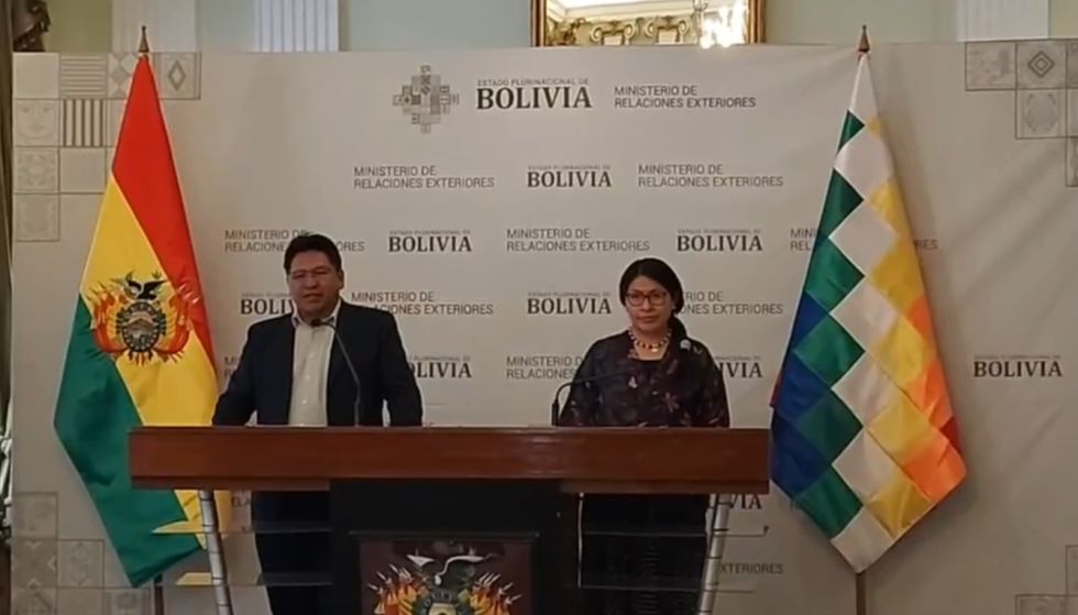 El vicecanciller Freddy Mamani y la viceministra de Gestión Consular, Eva Chuquimia, en rueda de prensa.