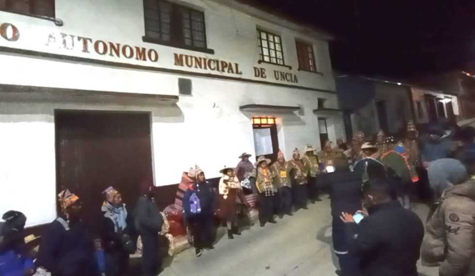 La vigilia en puertas del edificio de la Alcaldía de Uncía, la noche del miércoles.