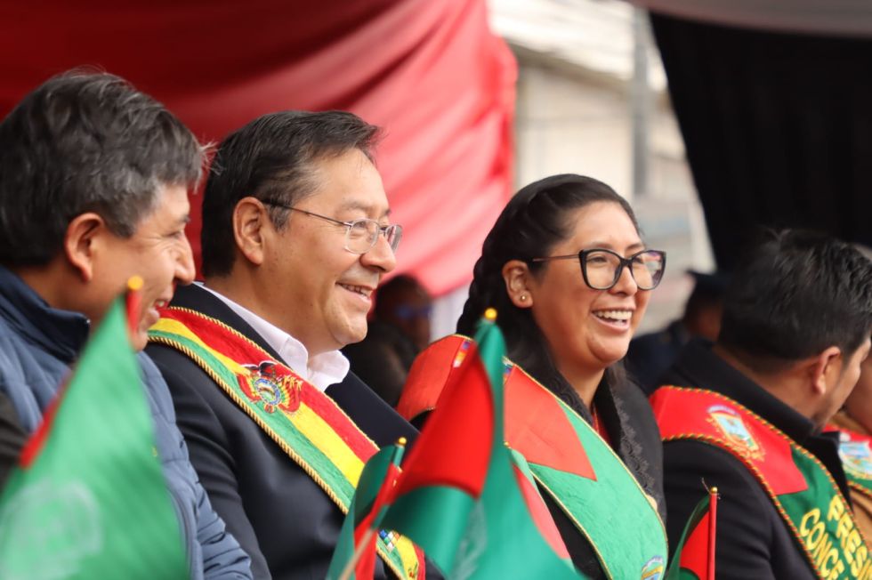 El presidente Luis Arce y la alcaldesa Eva Copa en el desfile por el aniversario de El Alto.