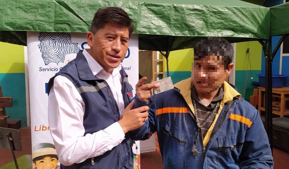 El privado de libertad recibe su cédula de identidad. 
