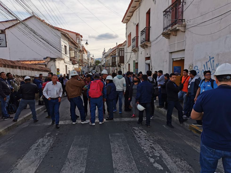El sector de La Sombrerería, donde se realiza el congreso petrolero, en el momento del desalojo. RICHARD MAMANI/CORREO DEL SUR