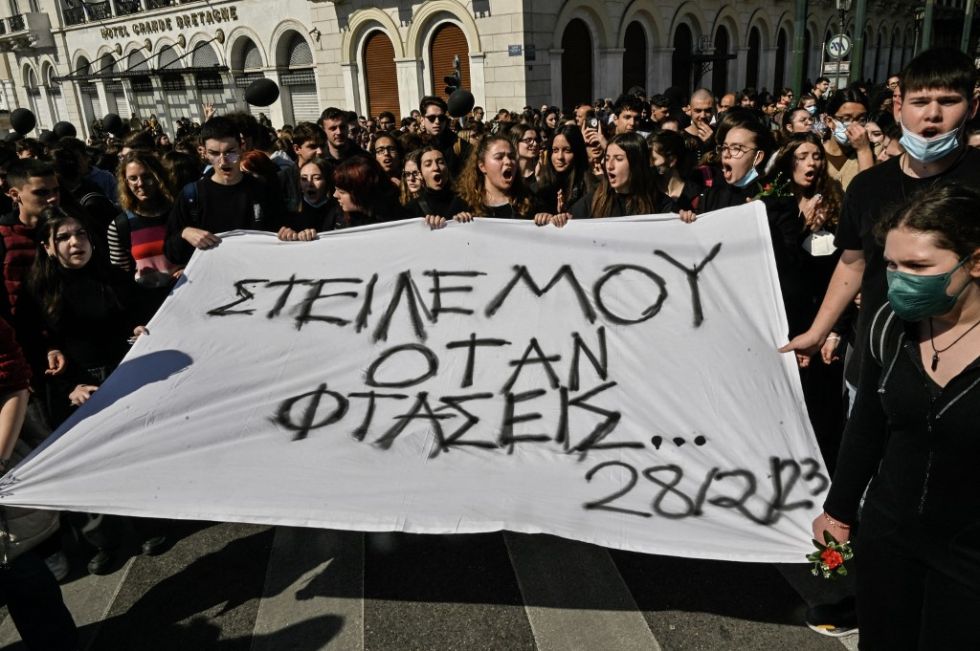 Los manifestantes sostienen una pancarta que dice "Envíame un mensaje cuando llegues" durante una manifestación de estudiantes y alumnos cerca del parlamento griego en Atenas