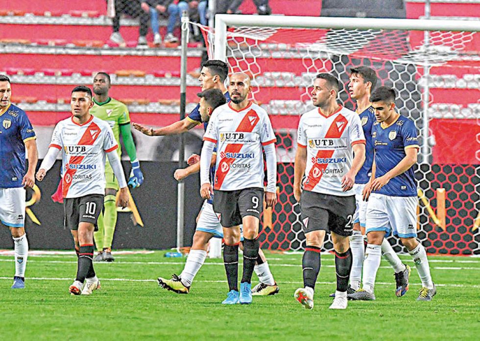 Los jugadores del equipo “millonario” abandonan el campo de juego del Hernando Siles al finalizar el partido de ayer.