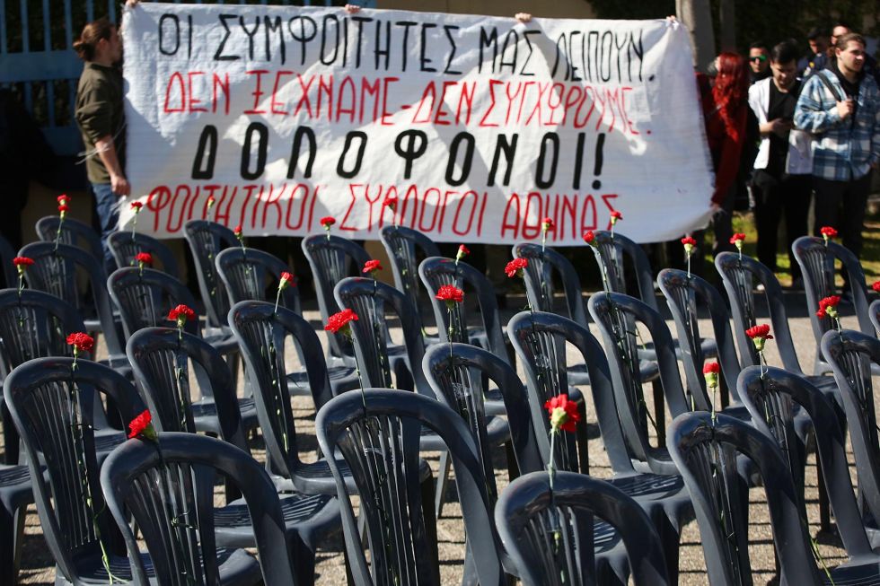 Hay 57 sillas colocadas por activistas fuera del Ministerio de Transporte para conmemorar a las 57 víctimas del accidente de tren más mortífero de Grecia